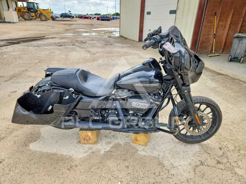 2019 Harley-Davidson FLHX photo