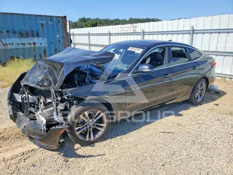 2019 BMW 330 photo