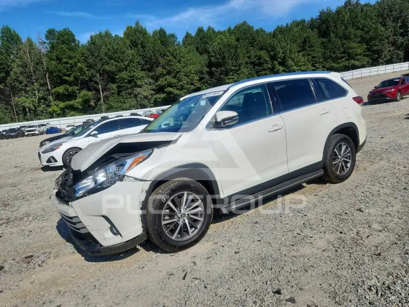 2019 Toyota Highlander photo