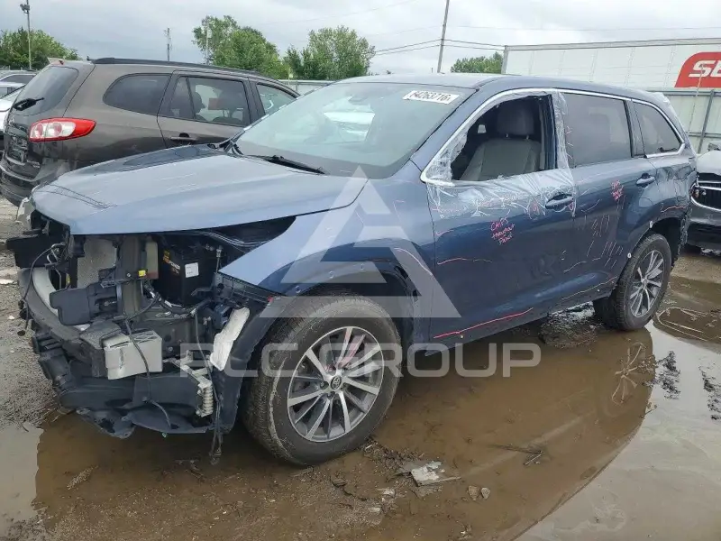 2019 Toyota Highlander photo