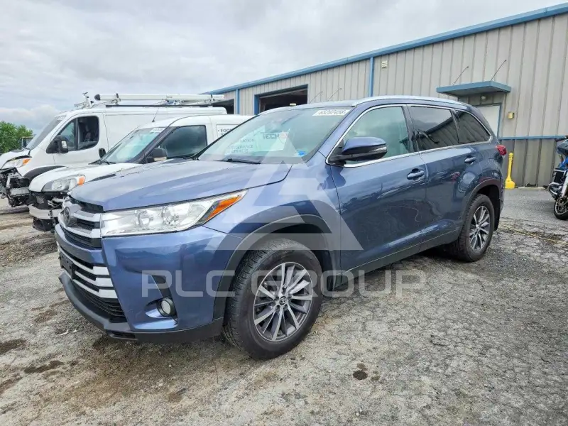 2019 Toyota Highlander photo