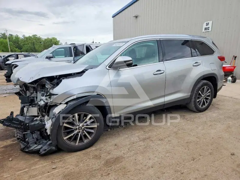 2019 Toyota Highlander photo