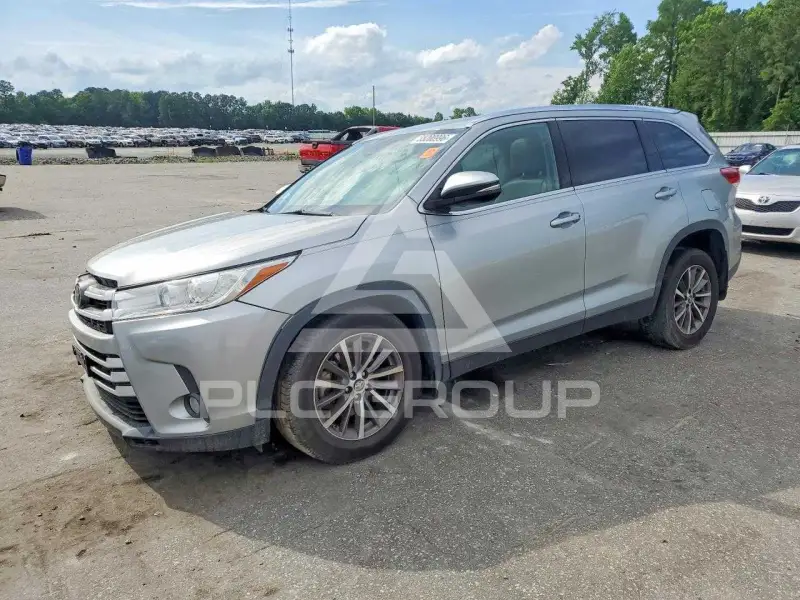 2019 Toyota Highlander photo