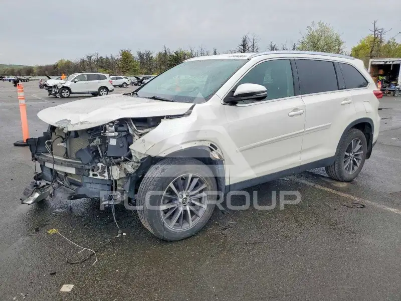 2019 Toyota Highlander photo