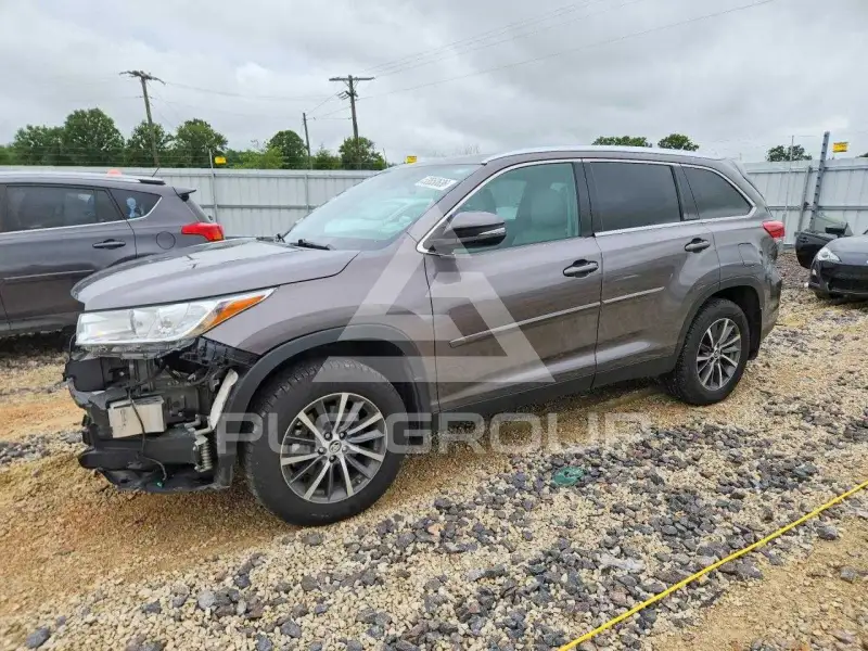 2019 Toyota Highlander photo