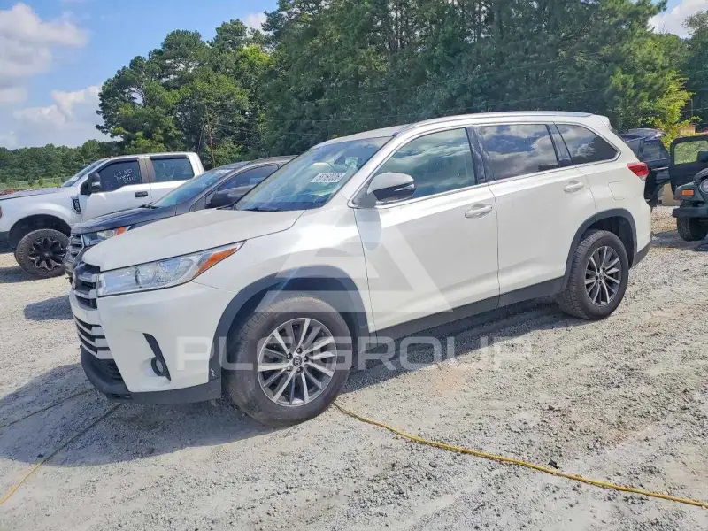 2019 Toyota Highlander photo