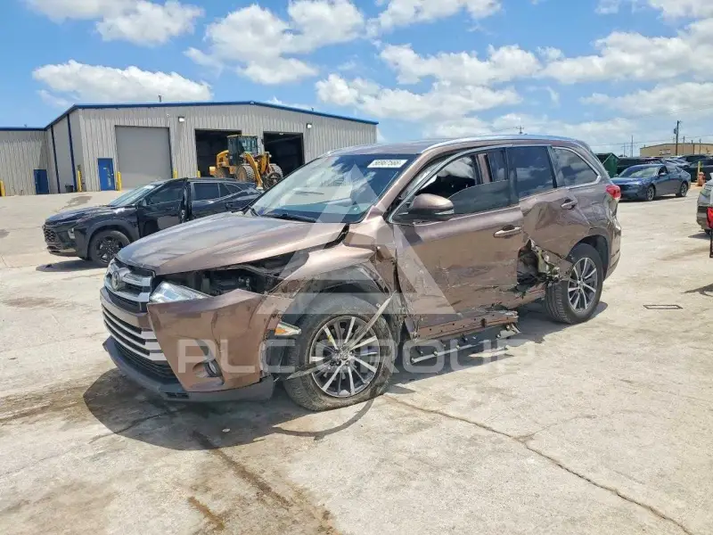 2019 Toyota Highlander photo