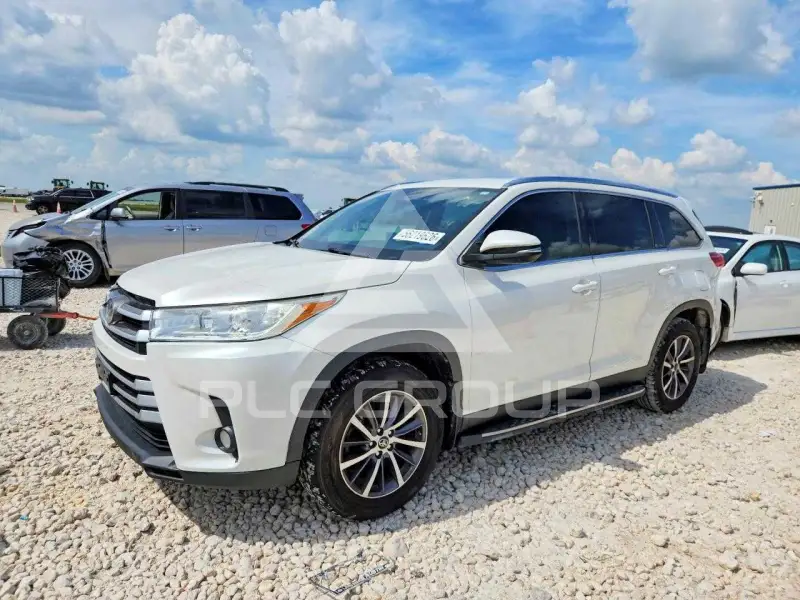 2019 Toyota Highlander photo