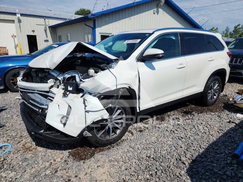 2019 Toyota Highlander photo
