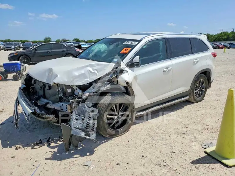 2019 Toyota Highlander photo