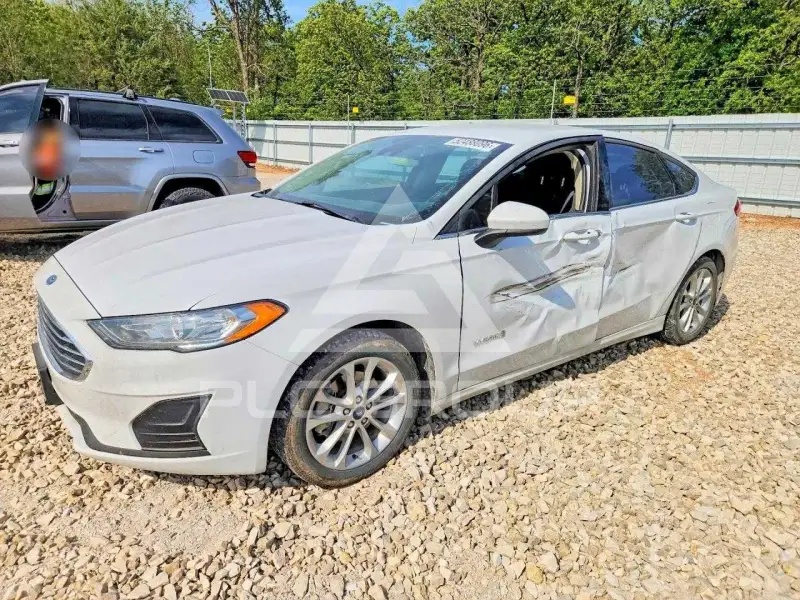 2019 Ford FUSION photo