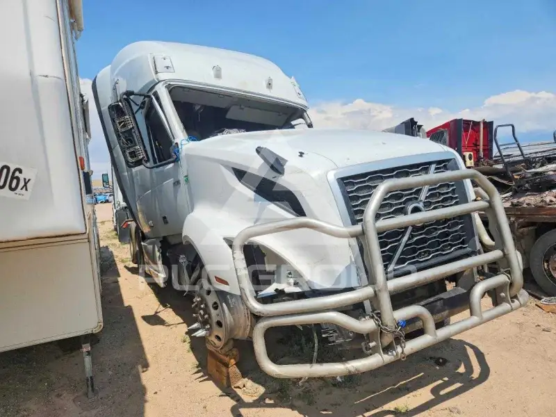 2020 Volvo VNL photo