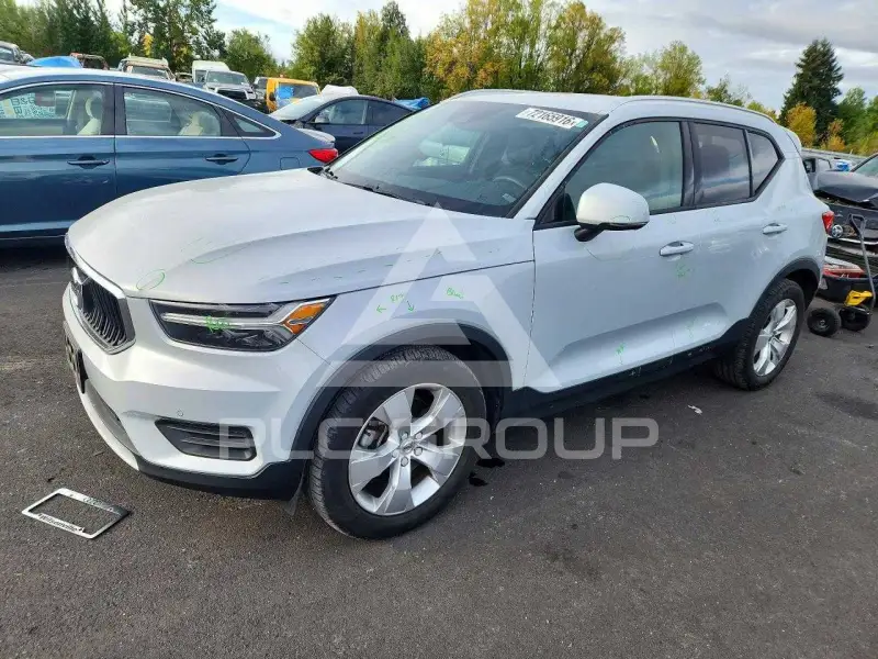 2020 Volvo XC40 фото