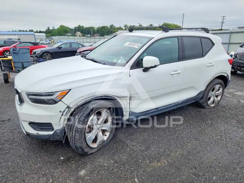 2020 Volvo XC40 photo