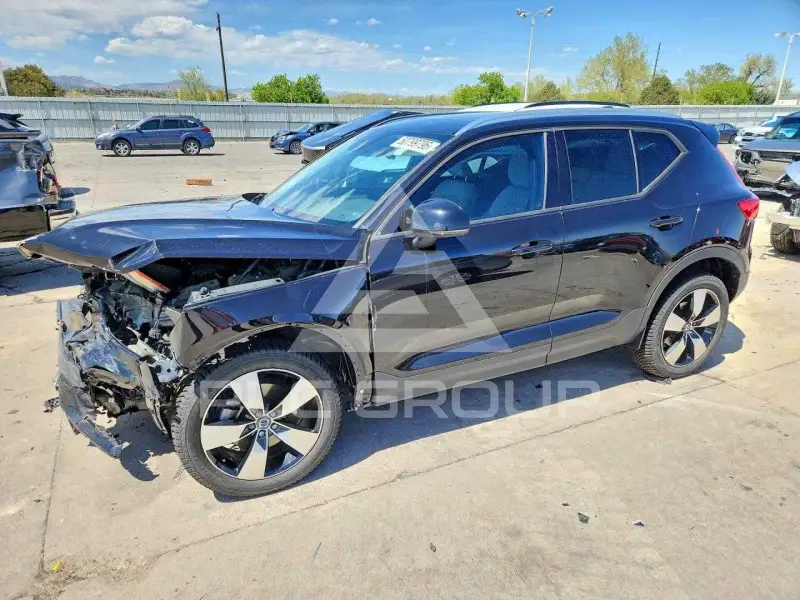 2020 Volvo XC40 фото