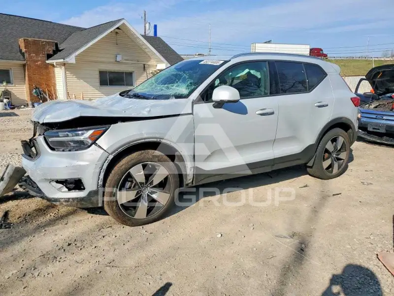 2020 Volvo XC40 photo