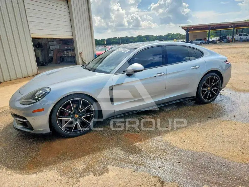 2020 Porsche Panamera photo