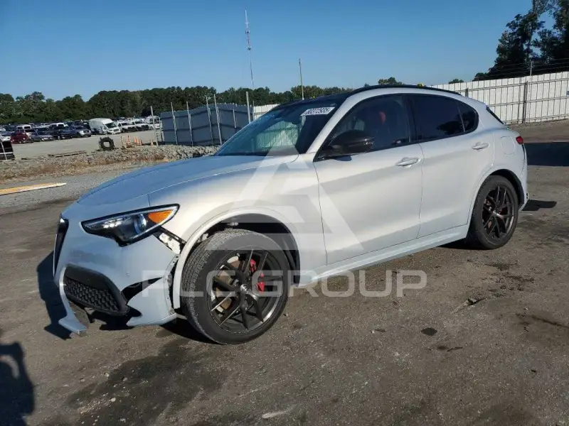 2020 Alfa Romeo Stelvio photo