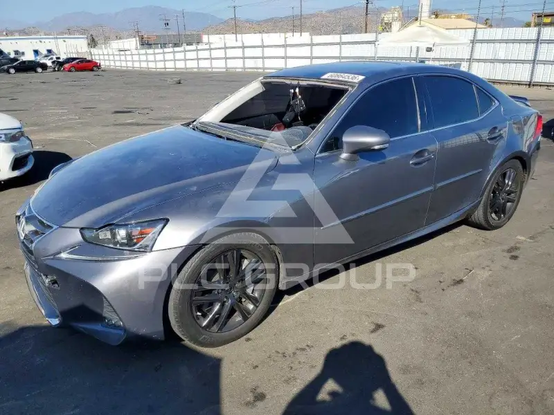 2020 Lexus IS photo