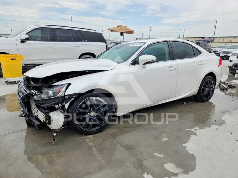 2020 Lexus IS photo