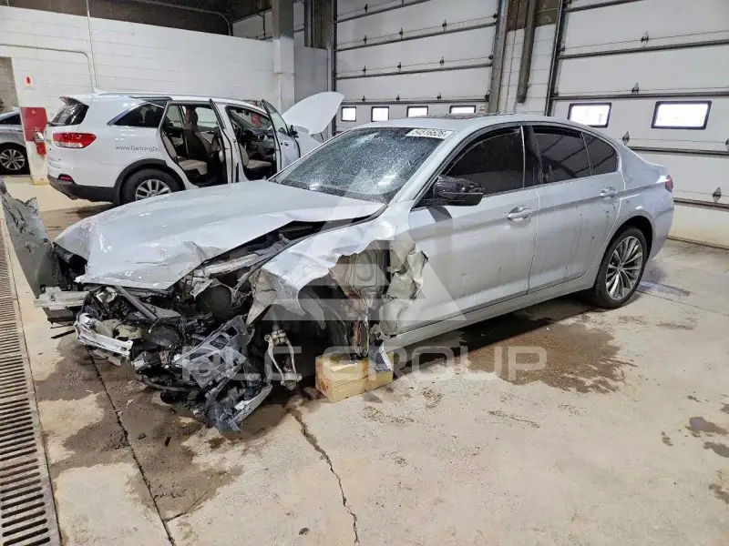 2021 BMW 530 фото