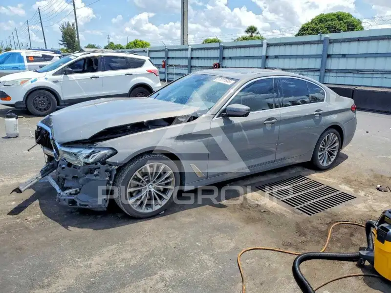 2021 BMW 530 фото