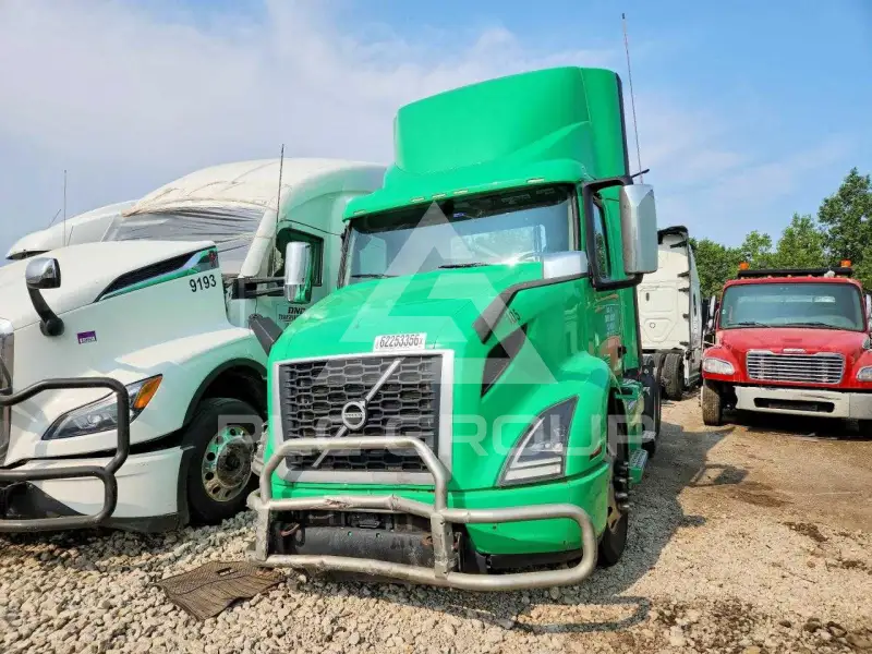 2021 Volvo VNR фото