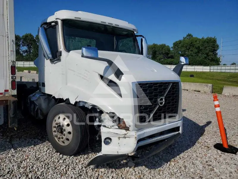 2021 Volvo VNR фото