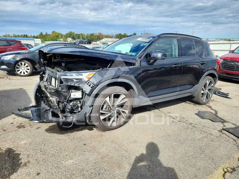 2021 Volvo XC40 фото