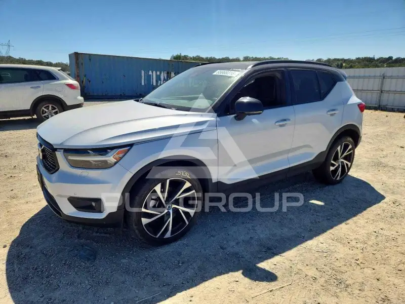 2021 Volvo XC40 фото