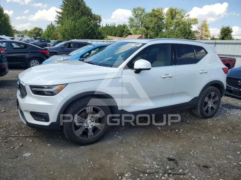 2021 Volvo XC40 фото