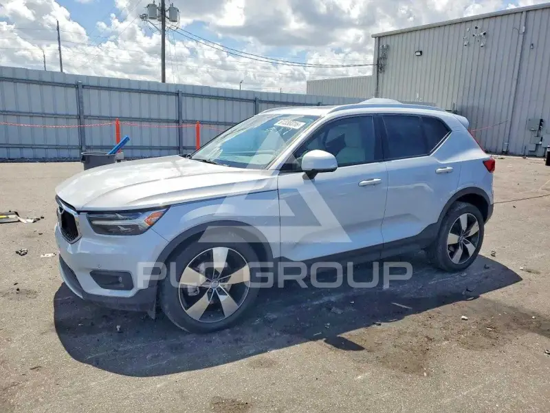 2021 Volvo XC40 photo
