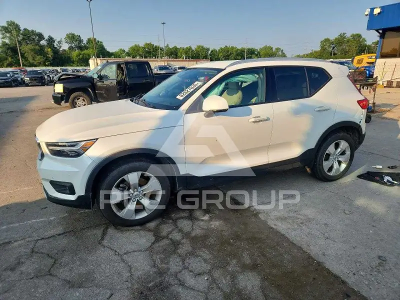 2021 Volvo XC40 фото