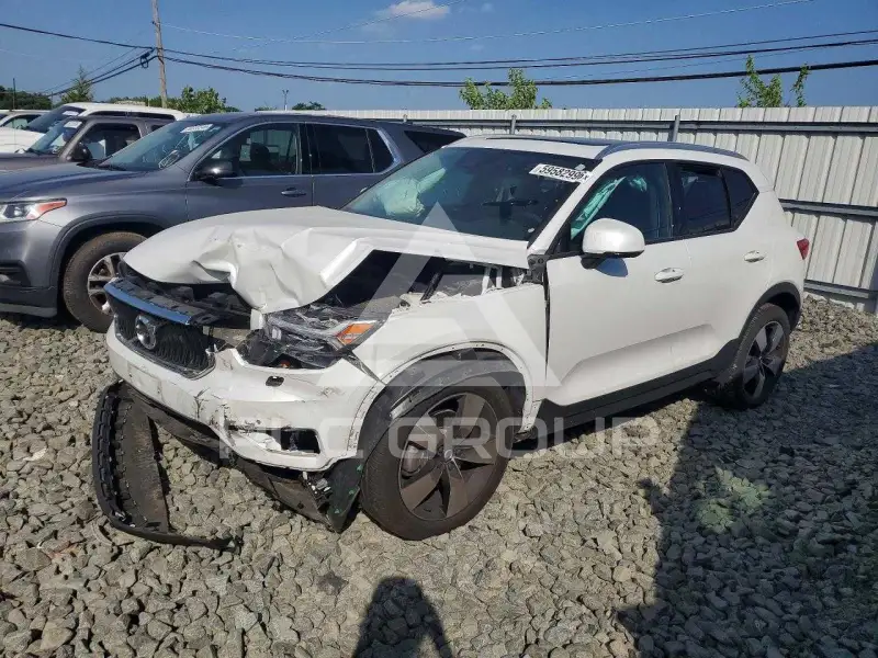 2021 Volvo XC40 photo