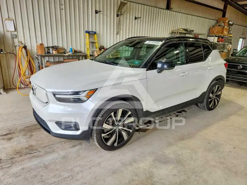 2021 Volvo XC40 фото