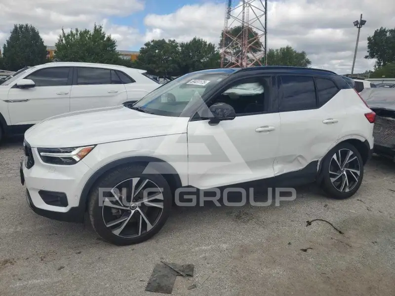 2021 Volvo XC40 фото