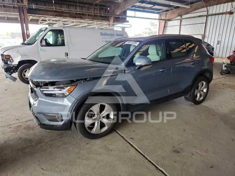 2021 Volvo XC40 фото