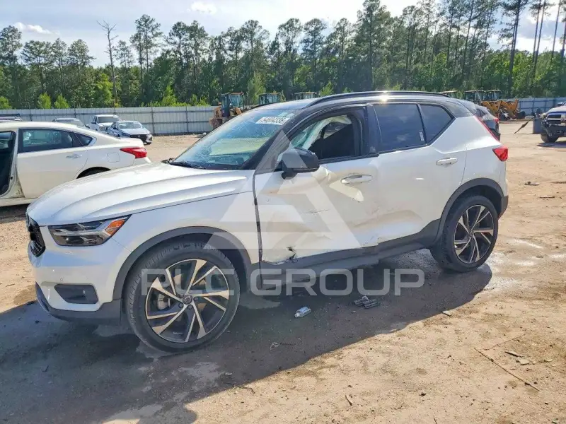 2021 Volvo XC40 фото