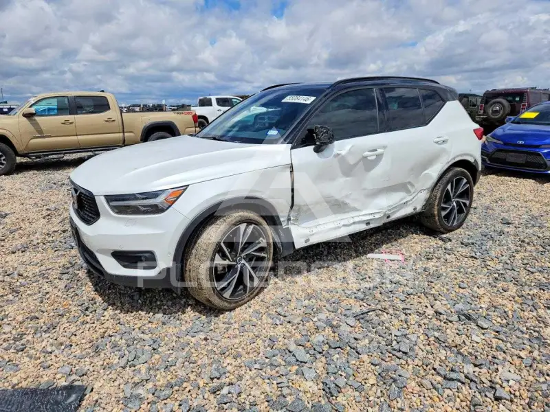 2021 Volvo XC40 фото
