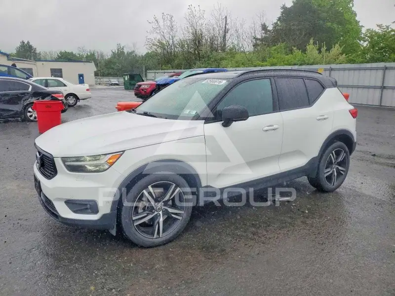 2021 Volvo XC40 фото