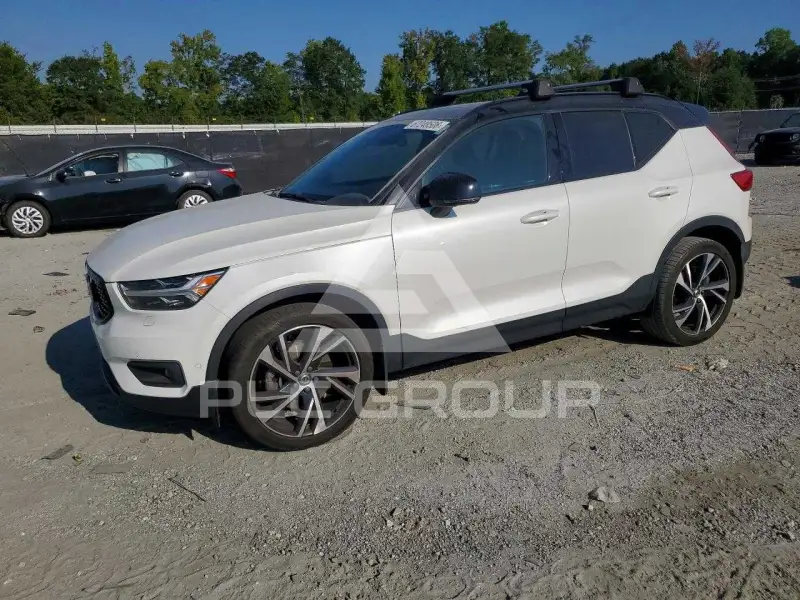 2021 Volvo XC40 фото