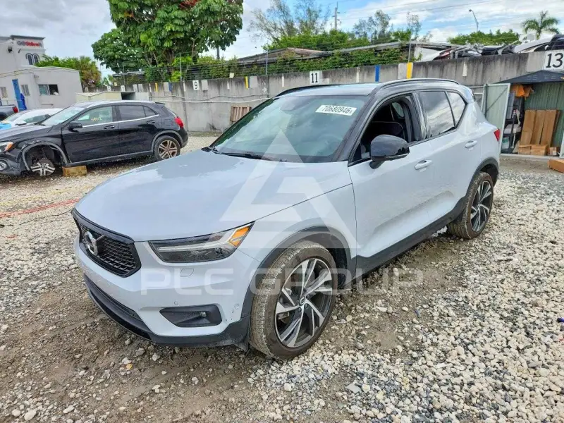 2021 Volvo XC40 фото