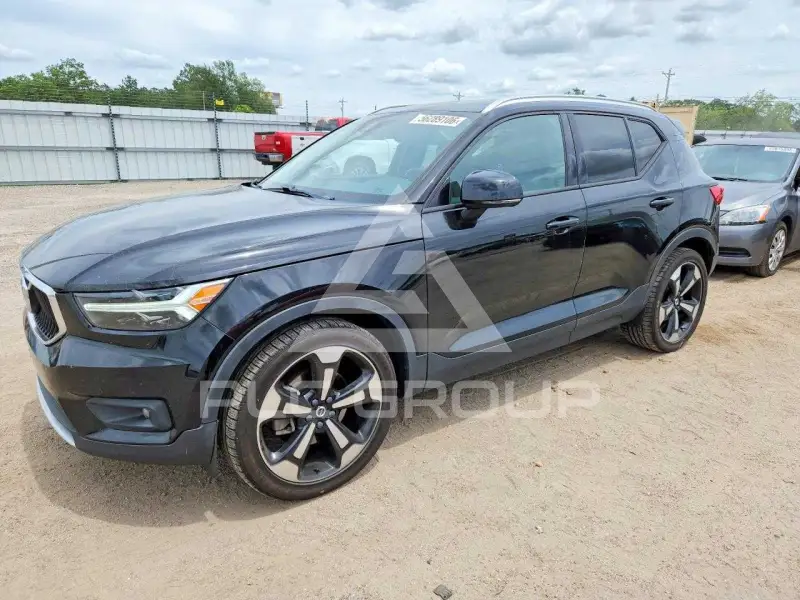 2021 Volvo XC40 фото