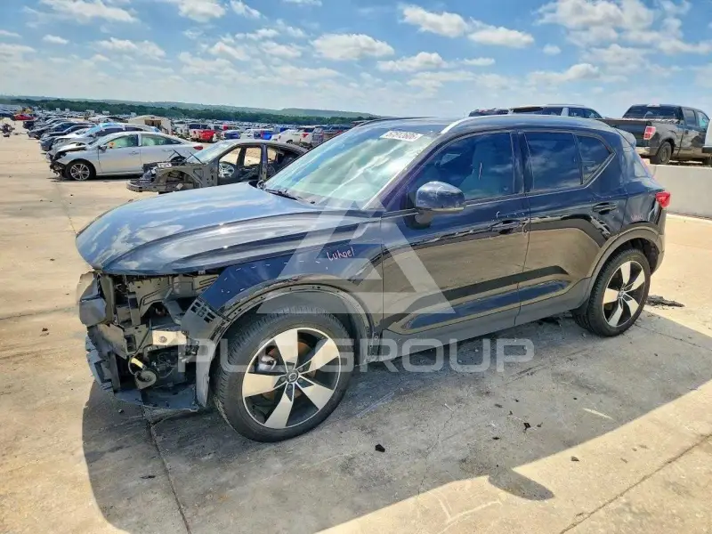 2021 Volvo XC40 photo
