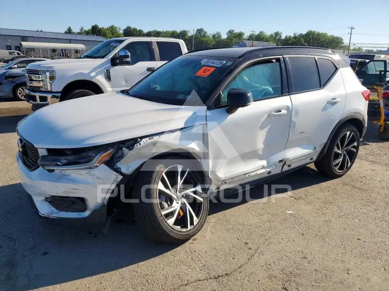 2021 Volvo XC40 фото