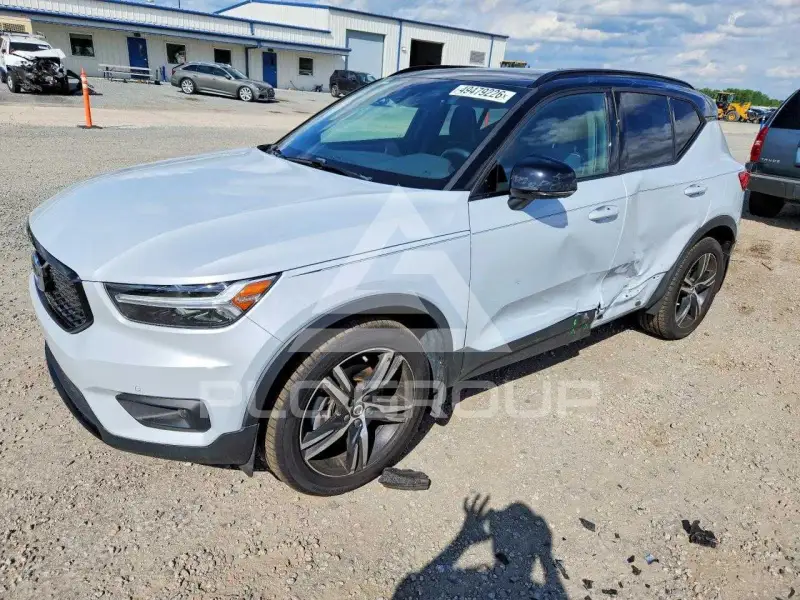 2021 Volvo XC40 фото