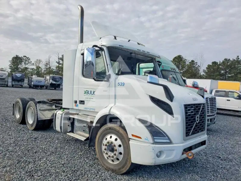 2021 Volvo VNR фото