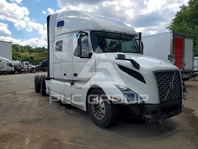 2021 Volvo VNL photo