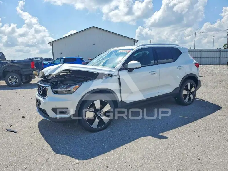 2021 Volvo XC40 фото