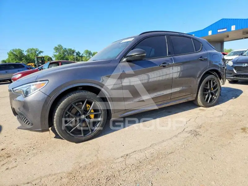 2021 Alfa Romeo Stelvio photo